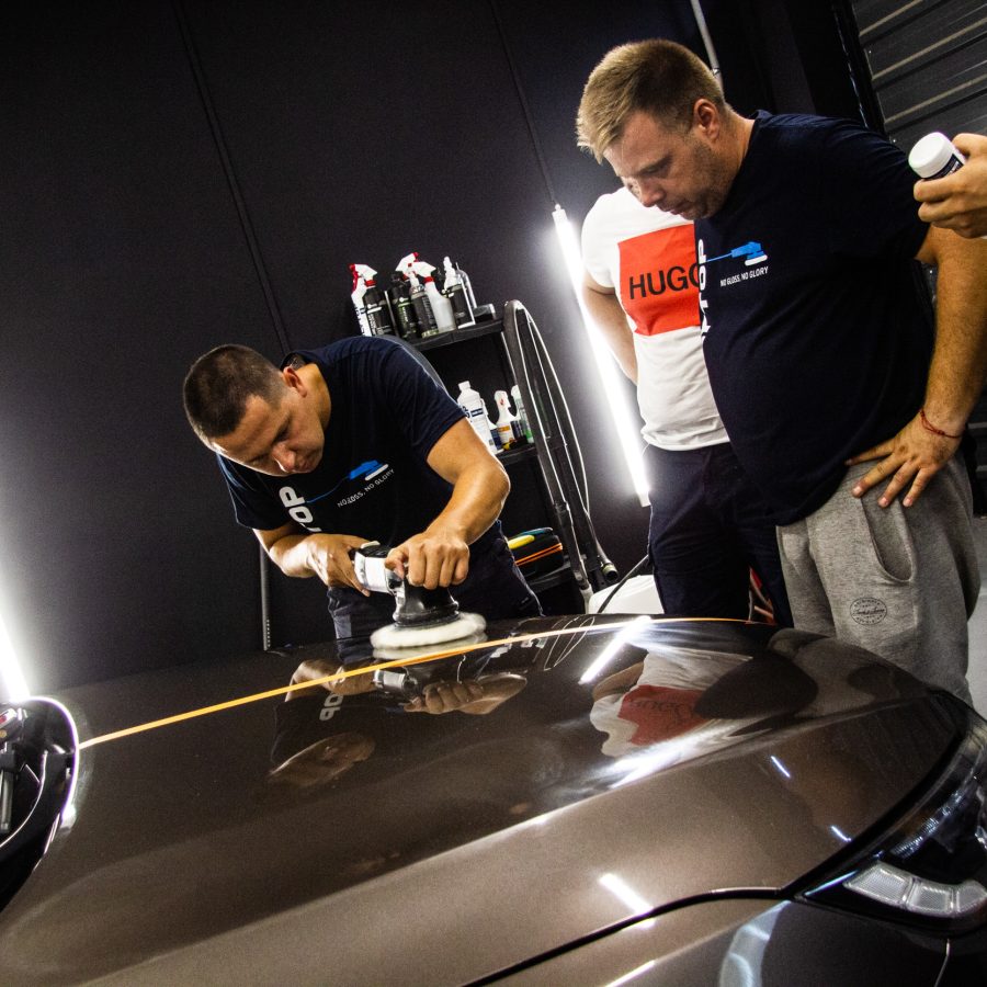 Autópolírozásall foglalkozunk immáron több mint 20 éve. Szeretnénk az eddigi tapasztalatainkat megosztani azokkal, akik szeretnék kipróbálni magukat a polírozás világában. A sokadik oktatásunkon vagyunk túl, és jók a visszajelzések, amik megerősítettek Minket abban hogy jó az irány. Oktatásainkra akik eljöttek, van közöttük olyan aki a Mercédes gyárban nézi át a fényezéseket, és olyan is aki külföldön sikeres Detailer lett. Ez mindig bükszkeség egy kicsit Nekünk is.