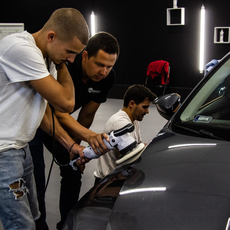 Autópolírozásall foglalkozunk immáron több mint 20 éve. Szeretnénk az eddigi tapasztalatainkat megosztani azokkal, akik szeretnék kipróbálni magukat a polírozás világában. A sokadik oktatásunkon vagyunk túl, és jók a visszajelzések, amik megerősítettek Minket abban hogy jó az irány. Oktatásainkra akik eljöttek, van közöttük olyan aki a Mercédes gyárban nézi át a fényezéseket, és olyan is aki külföldön sikeres Detailer lett. Ez mindig bükszkeség egy kicsit Nekünk is.